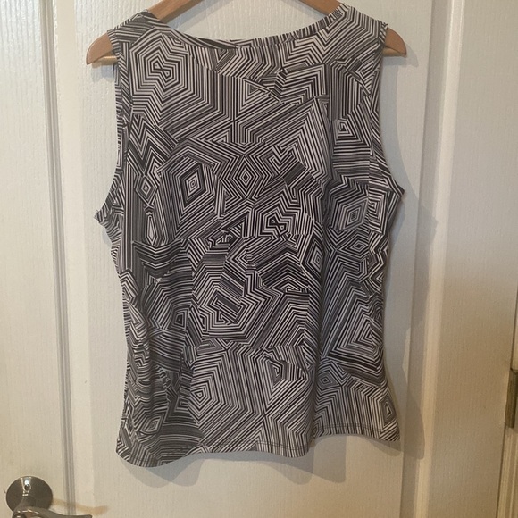 Ellen Tracy size XL black and white geometric print dressy top - Picture 3 of 4
